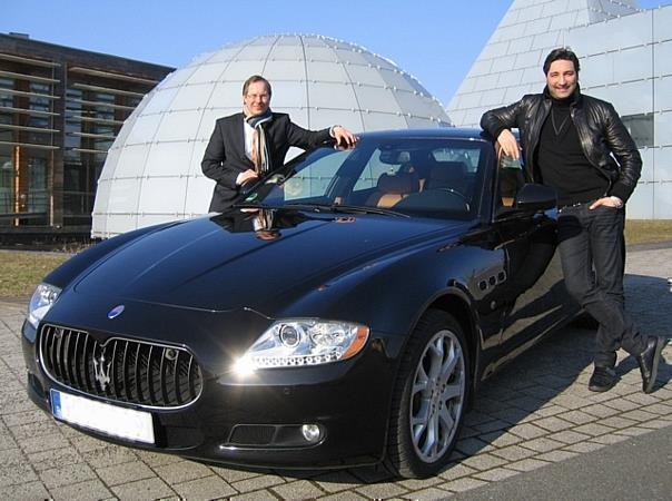 MOUSSE T. (r.) hat seinen Maserati Quattrporte bei Alexander Stopka von Auto- Sport-Stopka in Bielefeld abgeholt. Foto: Maserati/Auto-Reporter.NET 